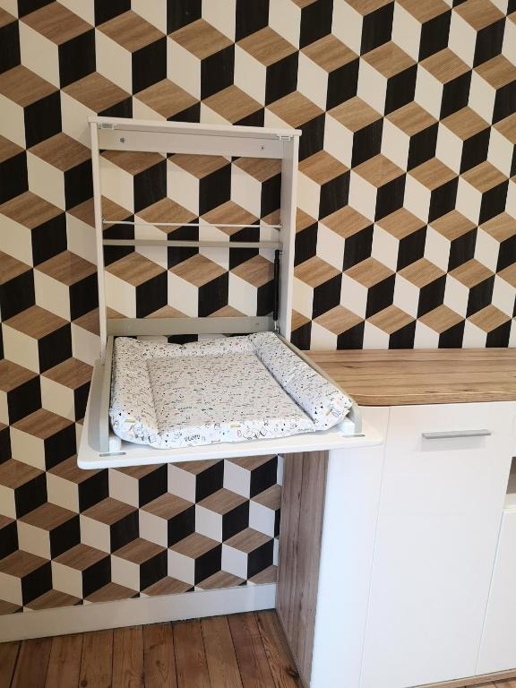 Salle de bain avec équipement bébé